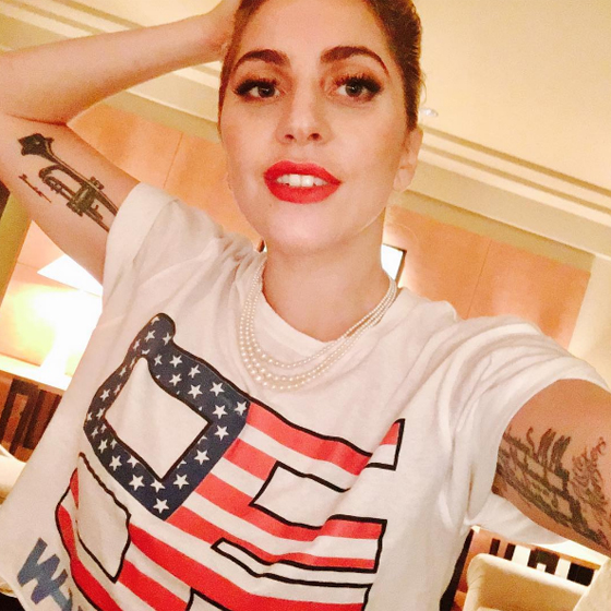  صور ليدي غاغا تتظاهر على سيارة مجاري ضد فوز ترامب! صورة رقم 15