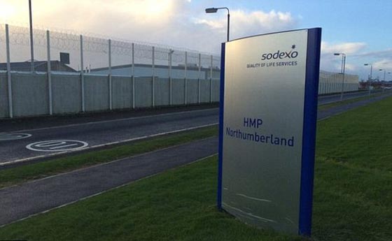 فيديو صادم من وراء القضبان: سجناء يحتفلون بالخمور والمخدرات  صورة رقم 7