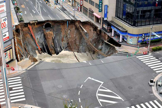 الارض تنشق وتبتلع جزء من شارع رئيسي في اليابان.. فيديو وصور صورة رقم 2