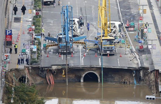 الارض تنشق وتبتلع جزء من شارع رئيسي في اليابان.. فيديو وصور صورة رقم 5