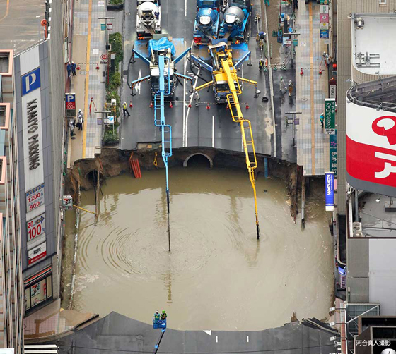 الارض تنشق وتبتلع جزء من شارع رئيسي في اليابان.. فيديو وصور صورة رقم 4