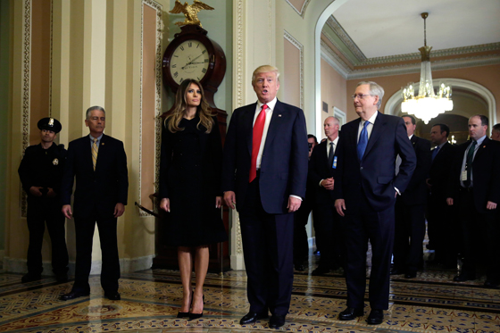 اوباما يناقش مع ترامب سياسة امريكا وميشيل تعلم ميلانيا كيف تربي ابنها! صورة رقم 4