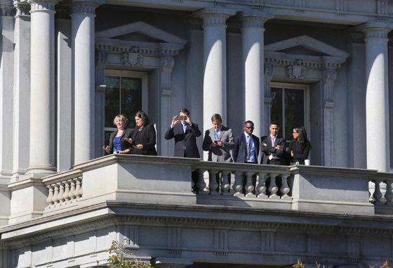 اوباما يناقش مع ترامب سياسة امريكا وميشيل تعلم ميلانيا كيف تربي ابنها! صورة رقم 6