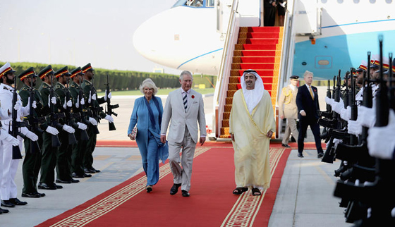 فريق حراسة من 5 نساء يرافق زوجة الامير تشارلز في ابو ظبي.. صور صورة رقم 2