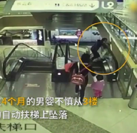 فيديو صادم.. رضيع يسقط من بين يدي جدته من اعلى سلم كهربائي صورة رقم 2