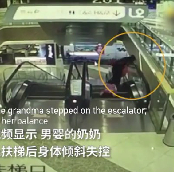 فيديو صادم.. رضيع يسقط من بين يدي جدته من اعلى سلم كهربائي صورة رقم 3