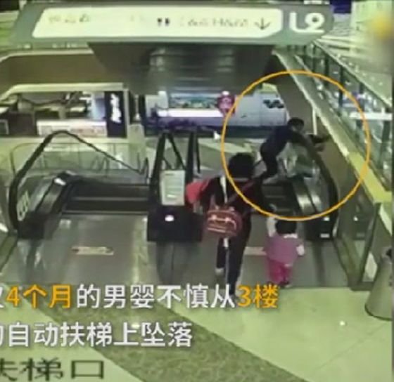 فيديو صادم.. رضيع يسقط من بين يدي جدته من اعلى سلم كهربائي صورة رقم 4