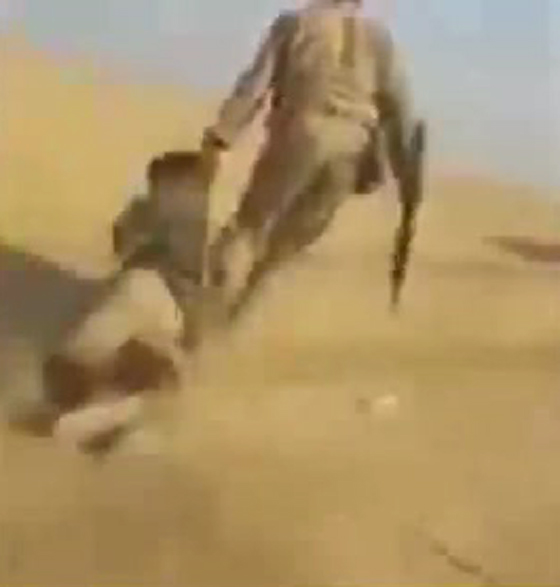 اتهامات متبادلة بين الجيش العراقي وداعش.. من دهس فتى بدبابة؟ فيديو صورة رقم 2