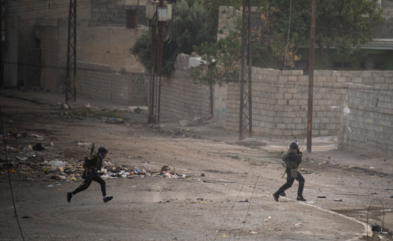 اتهامات متبادلة بين الجيش العراقي وداعش.. من دهس فتى بدبابة؟ فيديو صورة رقم 10