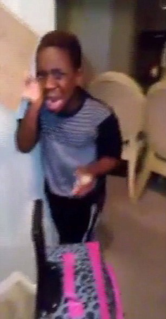 ام تطرد ابنها من المنزل لانه منح صوته لترامب.. فيديو صورة رقم 5