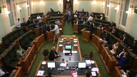 نواب يهرعون حفاة وبملابس النوم للتصويت على قرار في منتصف الليل صورة رقم 2