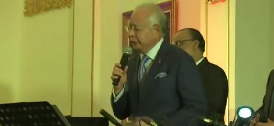 بالفيديو.. الرئيس الفلبيني ورئيس وزراء ماليزيا يرقصان ويغنيان صورة رقم 6