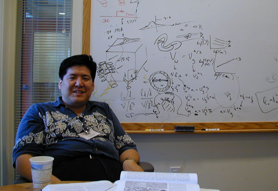 خبير استطلاعات تعهد بأكل حشرة اذا فاز ترامب.. وفعلها على الهواء صورة رقم 4