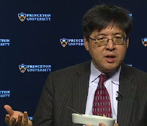 خبير استطلاعات تعهد بأكل حشرة اذا فاز ترامب.. وفعلها على الهواء صورة رقم 2