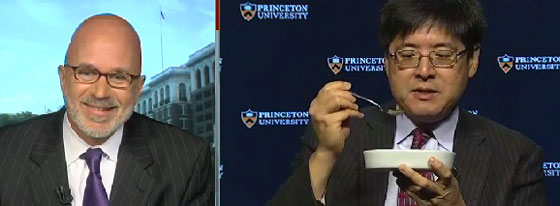 خبير استطلاعات تعهد بأكل حشرة اذا فاز ترامب.. وفعلها على الهواء صورة رقم 3