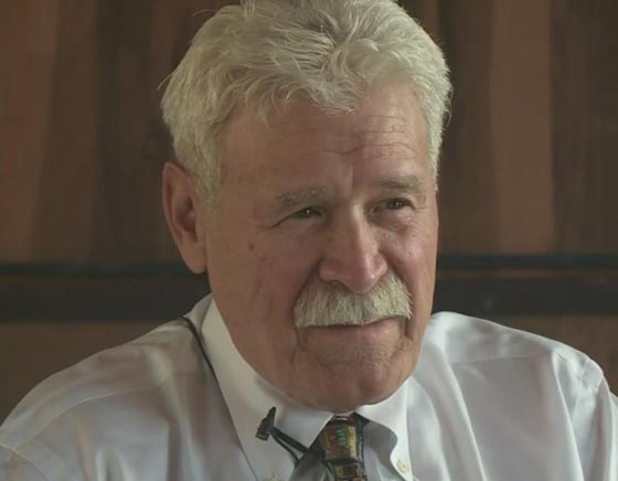 وقف عمل معلم امريكي قارن بين هتلر وترامب بشأن ترحيل الاجانب صورة رقم 2