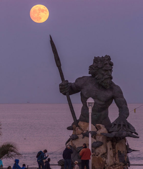 هكذا ظهر القمر العملاق فجر اليوم الاثنين 14 نوفمبر حول العالم صورة رقم 12