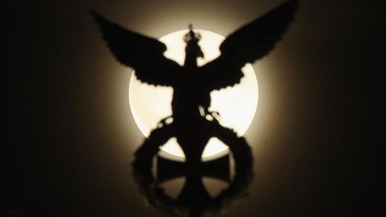 هكذا ظهر القمر العملاق الساطع حول العالم.. صور صورة رقم 6