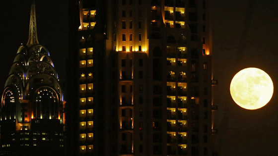 هكذا ظهر القمر العملاق الساطع حول العالم.. صور صورة رقم 7