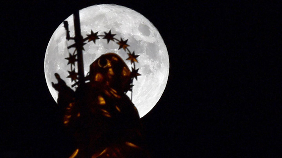 هكذا ظهر القمر العملاق الساطع حول العالم.. صور صورة رقم 10