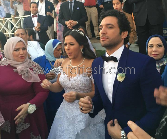 حسن الرداد يؤدي شعائر العمرة مع زوجته ايمي سمير غانم  صورة رقم 8