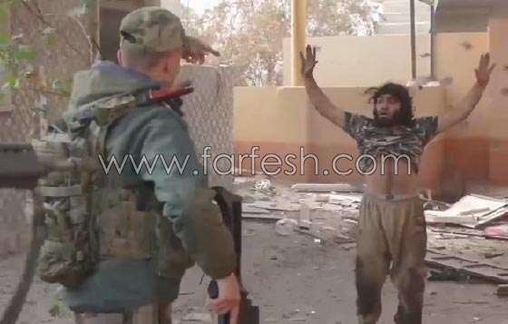 فيديو لحظة اعتقال داعشي مذعور يشبه رجال الكهوف في الموصل صورة رقم 2