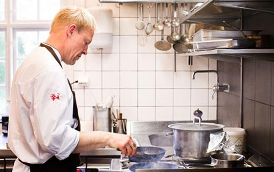 3 مسلمين يعتدون على كبير الطهاة في السويد لانه شبيه ترامب!  صورة رقم 5