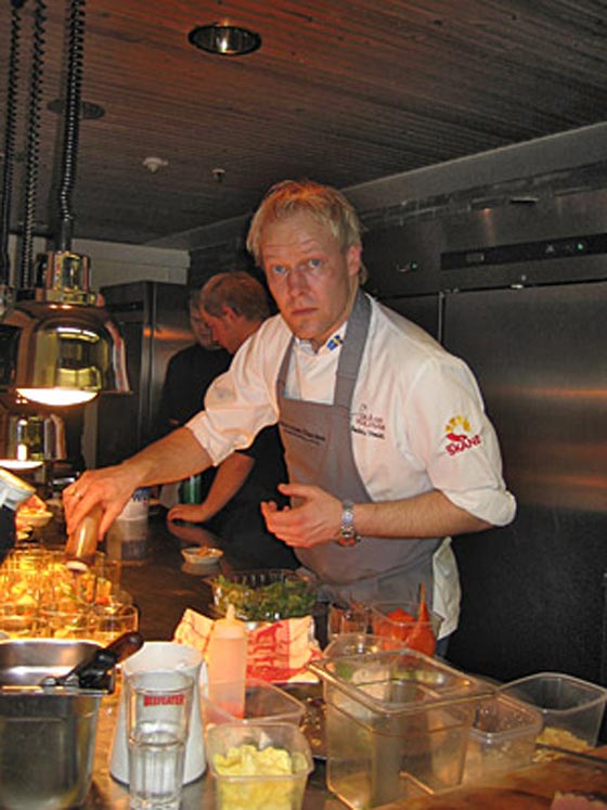 3 مسلمين يعتدون على كبير الطهاة في السويد لانه شبيه ترامب!  صورة رقم 9