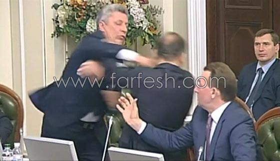 زعيم حزب يوجه لكمة الى خصمه في البرلمان الاوكراني.. فيديو صورة رقم 2
