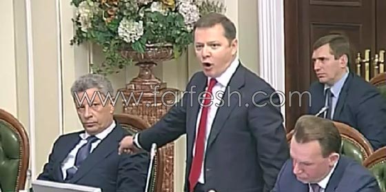 زعيم حزب يوجه لكمة الى خصمه في البرلمان الاوكراني.. فيديو صورة رقم 1