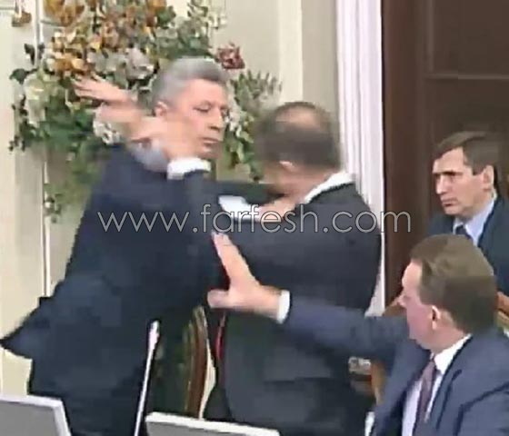 زعيم حزب يوجه لكمة الى خصمه في البرلمان الاوكراني.. فيديو صورة رقم 4