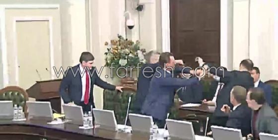 زعيم حزب يوجه لكمة الى خصمه في البرلمان الاوكراني.. فيديو صورة رقم 3