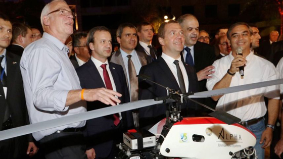 وزير إسرائيلي يهدي الروسي مدفيديف مروحية مسيرة تحوي تكنولوجيا سرية صورة رقم 8