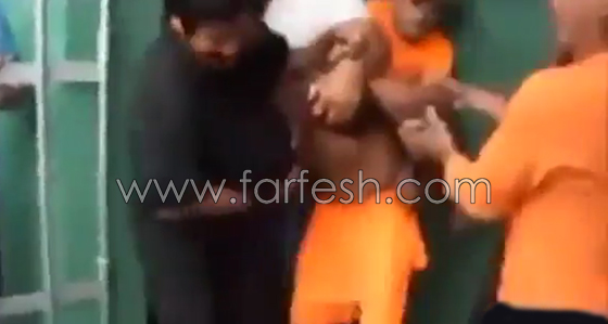 فيديو: اهالي غاضبون يقتحمون السجن ويعدمون رجلا اغتصب وقتل طفلة صورة رقم 3