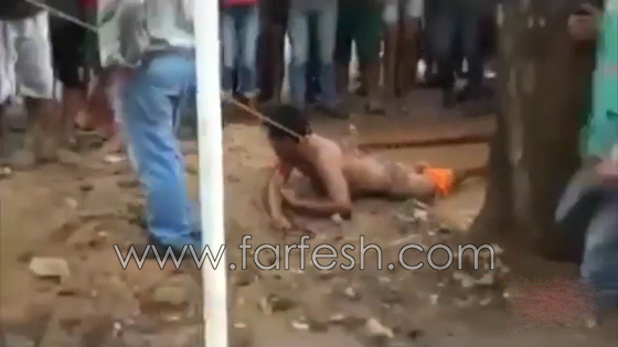 فيديو: اهالي غاضبون يقتحمون السجن ويعدمون رجلا اغتصب وقتل طفلة صورة رقم 5