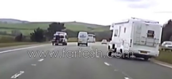 مقطع فيديو يرصد لحظة انقلاب شاحنة على أحد الطرق السريعة صورة رقم 1