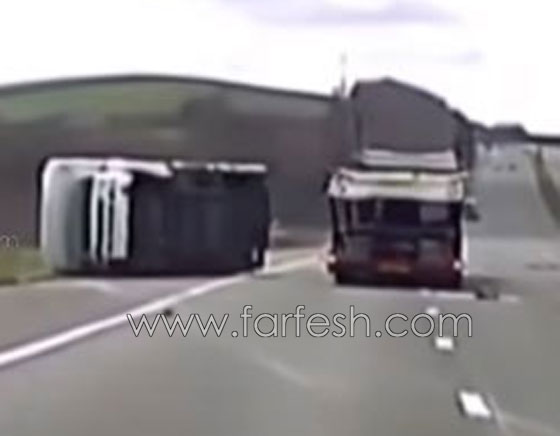 مقطع فيديو يرصد لحظة انقلاب شاحنة على أحد الطرق السريعة صورة رقم 2