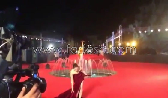 فيديو محرج: مريم  حسن تتعثر في مهرجان القاهرة بسبب ذيل فستانها صورة رقم 2