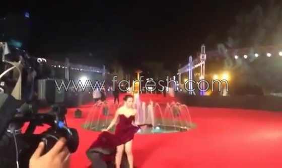 فيديو محرج: مريم  حسن تتعثر في مهرجان القاهرة بسبب ذيل فستانها صورة رقم 3