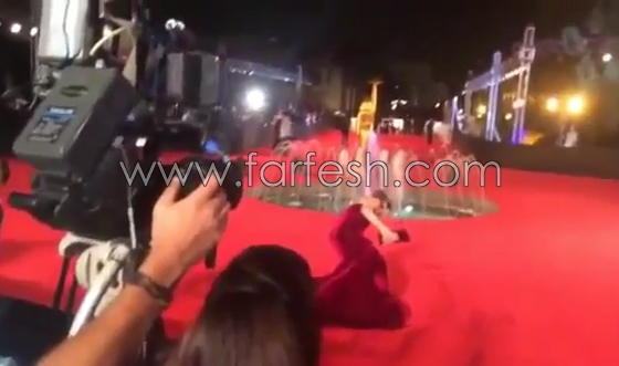 فيديو محرج: مريم  حسن تتعثر في مهرجان القاهرة بسبب ذيل فستانها صورة رقم 4