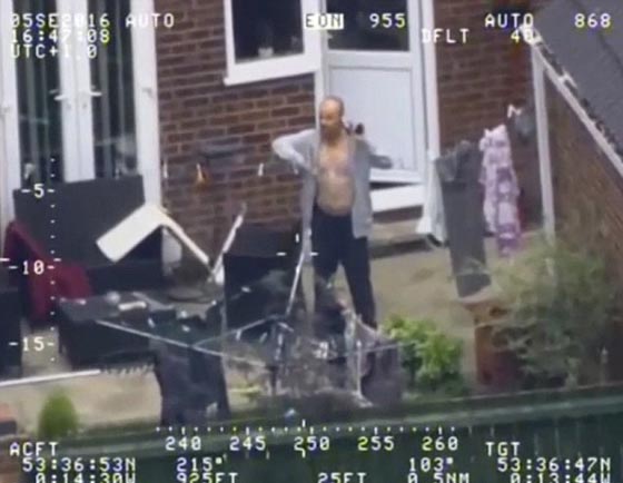  فيديو مرعب: رجل مخمور يرهب 3سيدات بسلاحه ويهدد بالانتحار صورة رقم 4