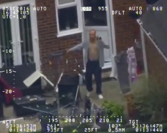  فيديو مرعب: رجل مخمور يرهب 3سيدات بسلاحه ويهدد بالانتحار صورة رقم 3