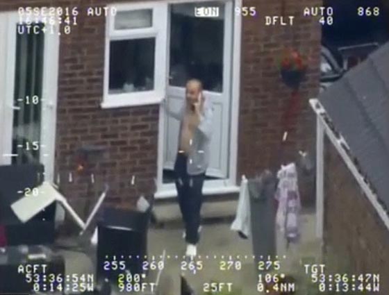  فيديو مرعب: رجل مخمور يرهب 3سيدات بسلاحه ويهدد بالانتحار صورة رقم 2