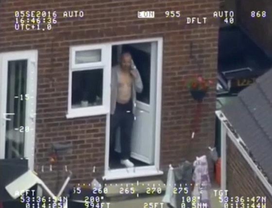  فيديو مرعب: رجل مخمور يرهب 3سيدات بسلاحه ويهدد بالانتحار صورة رقم 1