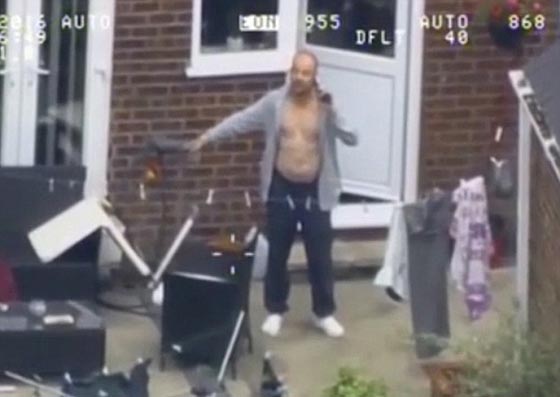  فيديو مرعب: رجل مخمور يرهب 3سيدات بسلاحه ويهدد بالانتحار صورة رقم 6