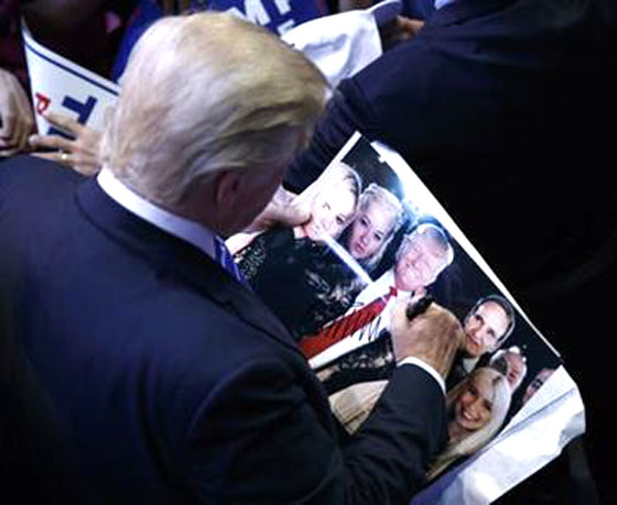 توقيع ترامب يعكس طموحه وشجاعته وتعطشه للسلطة صورة رقم 5