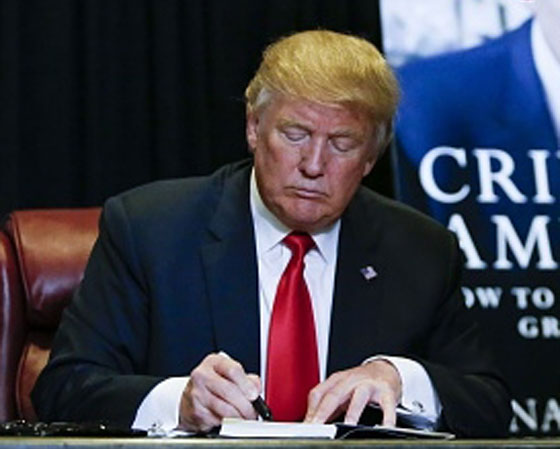 توقيع ترامب يعكس طموحه وشجاعته وتعطشه للسلطة صورة رقم 3