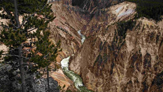 زلت قدمه وسقط في نبع حمضي ساخن فذابت جثته كليا وبقي حذاؤه صورة رقم 3