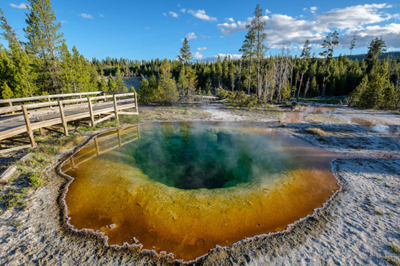 زلت قدمه وسقط في نبع حمضي ساخن فذابت جثته كليا وبقي حذاؤه صورة رقم 1