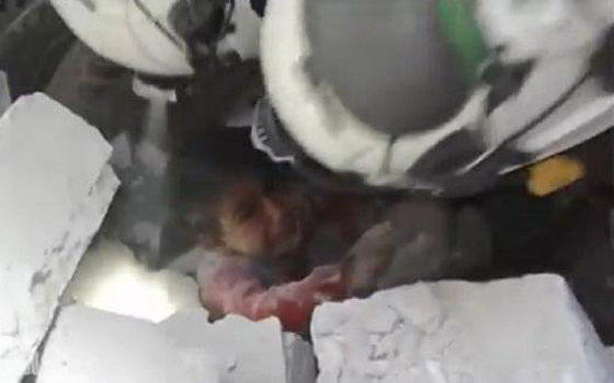 فيديو مؤثر لعملية انقاذ طفل سوري من تحت الانقاض شرقي حلب صورة رقم 2